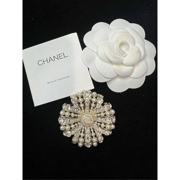 CLOSET CLEAR-OUT: PRICE DROP⚡ Gold tone faux pearls round cc brooch pin - Picture 3 of 7